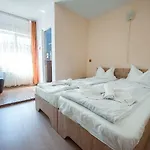 Complex Alutus -camere De Inchiriat 3*