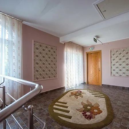 Complex Alutus -camere De Inchiriat