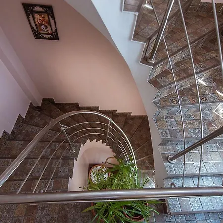 Complex Alutus -camere De Inchiriat