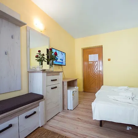 Complex Alutus -camere De Inchiriat Konukevi Mangalya